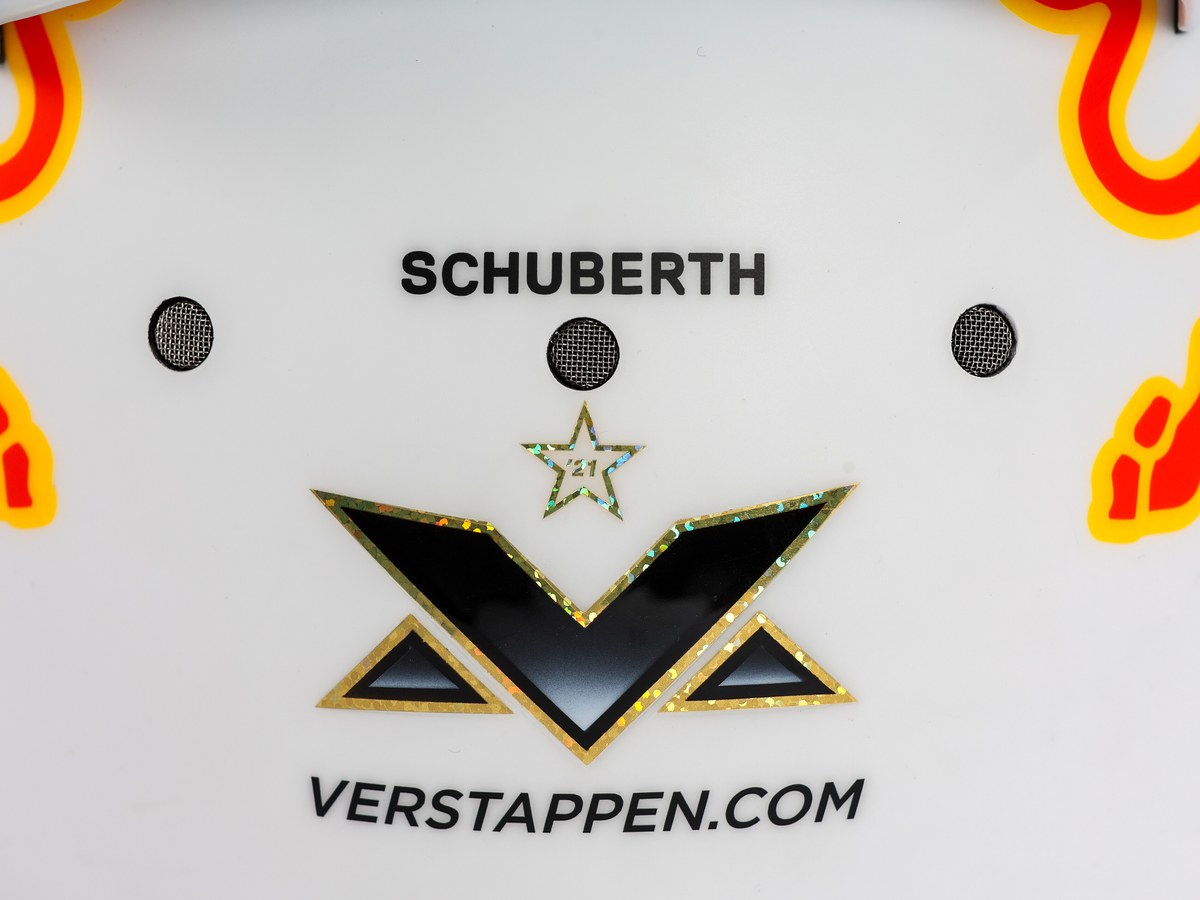 Photo of the Max Verstappen 2022 season helmet, photo 5